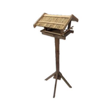 Krmilnica za ptice na nogi